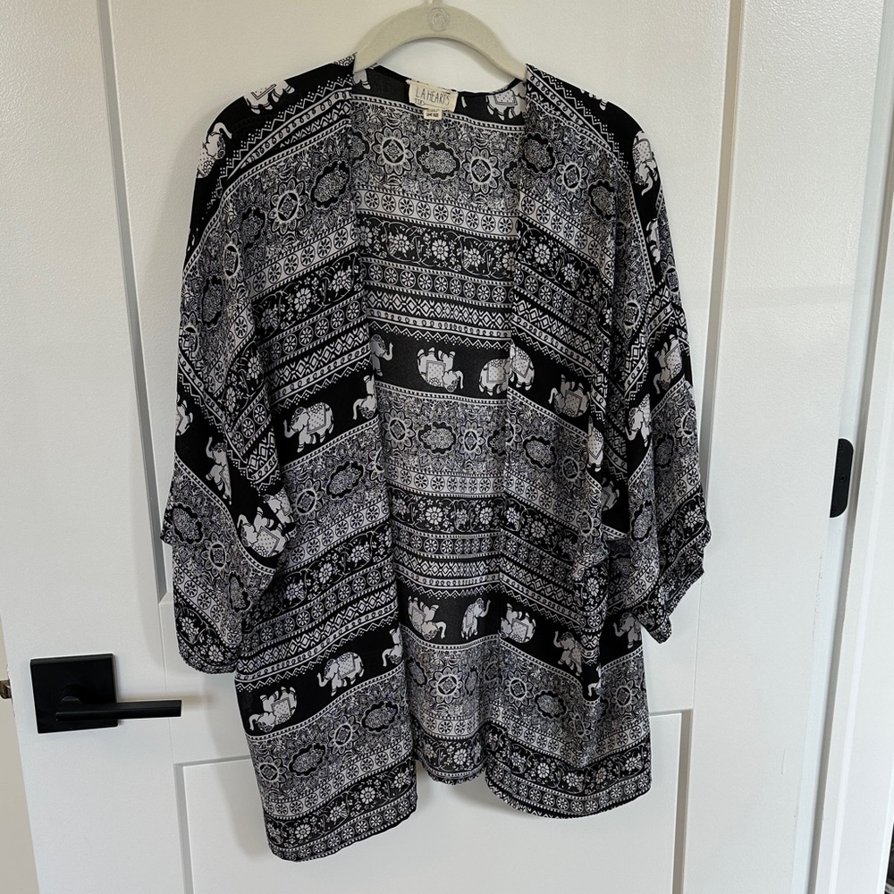 La Hearts Black and White Patterned Kimono Top